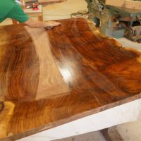 クラロウォルナット一枚板加工中