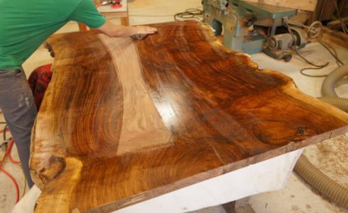 クラロウォルナット一枚板加工中
