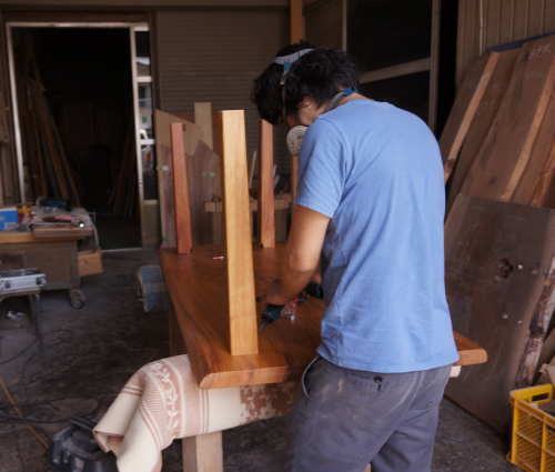 無垢テーブル製作中