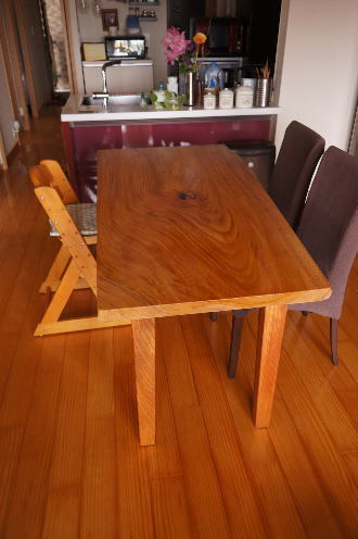 一枚板ダイニングテーブルの脚