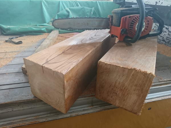 ケヤキの木製材