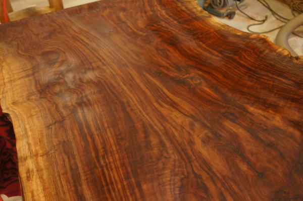 クラロウォルナット板加工中