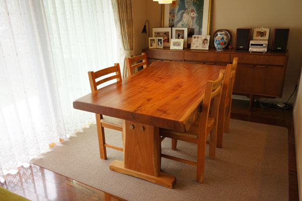 【東京都世田谷区手渡】 伊豆大工市場13万円以上 一枚板テーブル椅子2脚セット 東京都世田谷区手渡】 伊豆大工市場13万円以上 一枚板テーブル