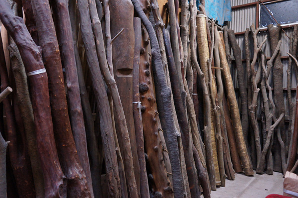 二股皮付き丸太