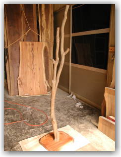 枝付き丸太の帽子掛け