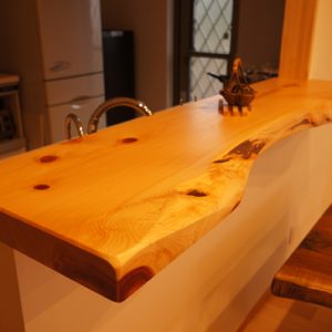 キッチンカウンターの一枚板