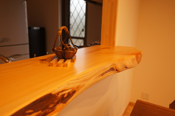 キッチンカウンターの一枚板