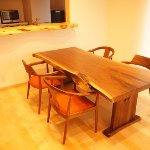 ウォルナット天然木一枚板ダイニングテーブル