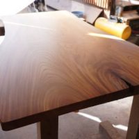 自然を活かした一枚板テーブル
