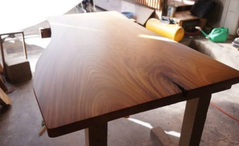 自然を活かした一枚板テーブル
