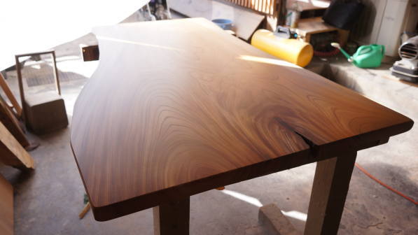 自然を活かした一枚板テーブル