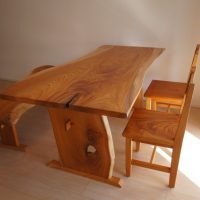 自然の穴を活かしたテーブル