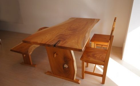 自然の穴を活かしたテーブル