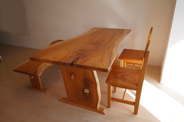 自然の穴を活かしたテーブル