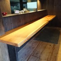 飲食店の一枚板カウンター納品
