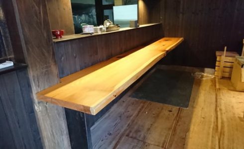 飲食店の一枚板カウンター納品