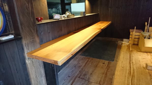 飲食店の一枚板カウンター納品