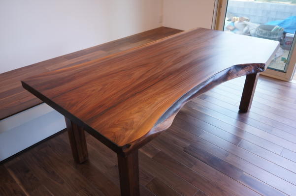 ウォルナット一枚板ダイニングテーブル納品