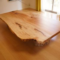 トチ一枚板テーブル納品