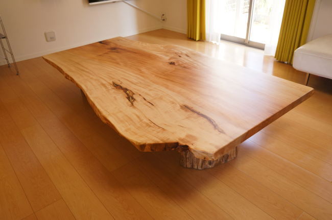トチ一枚板テーブル納品
