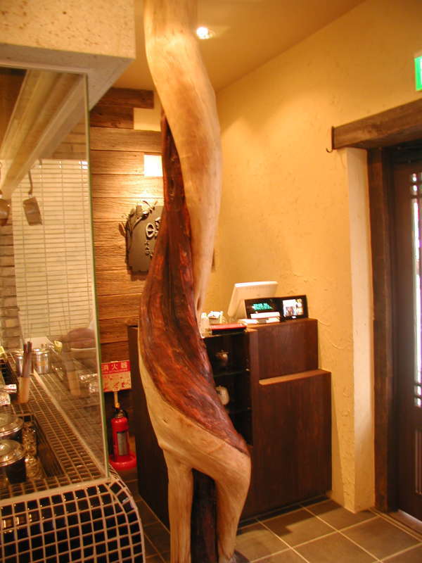 ねじれた自然木飾り柱