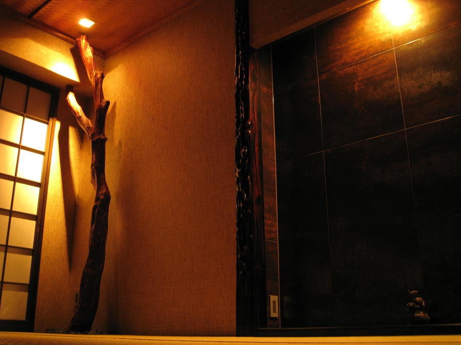 皮付き曲がった木