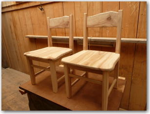 楠天然木手づくりイス