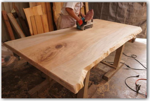 栃一枚板テーブル天板加工中