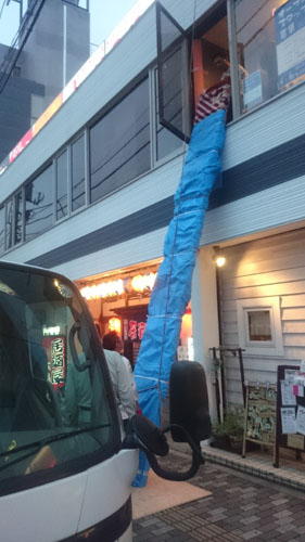 飲食店用一枚板カウンター納品荷揚げ作業中