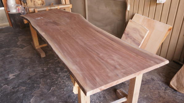 ブラックウォルナット一枚板ダイニングテーブル