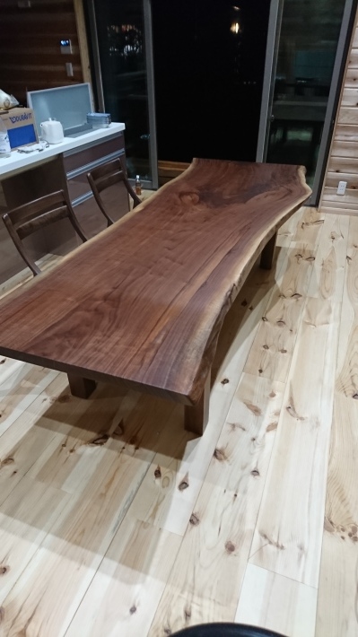 ブラックウォルナット一枚板ダイニングテーブル