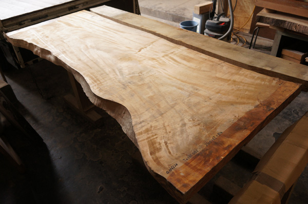 トチ一枚板ダイニングテーブル