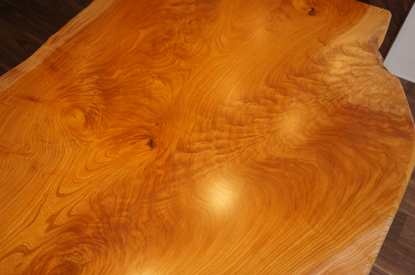 ケヤキ一枚板ダイニングテーブルのきれいな杢