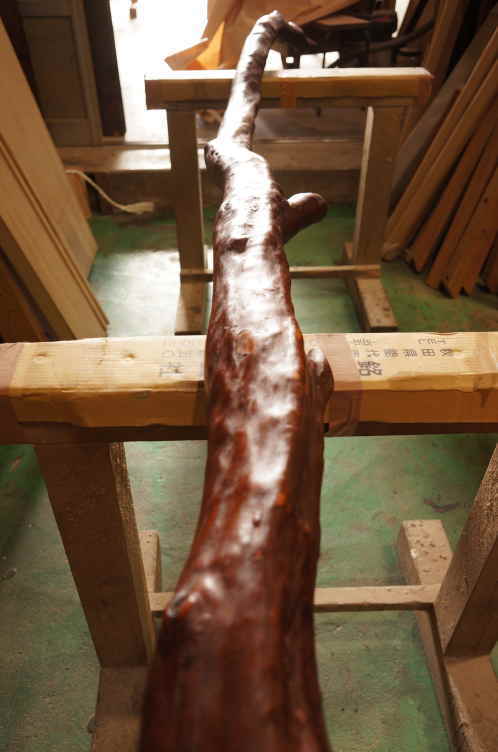 曲がった木飾り柱