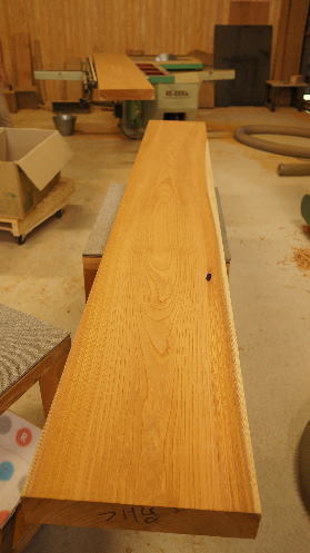 ケヤキの木の一枚板カウンター