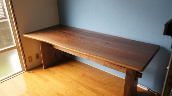 ウォルナットの木一枚板デスク