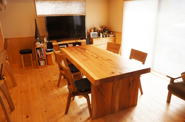 木の一枚板ダイニングテーブル