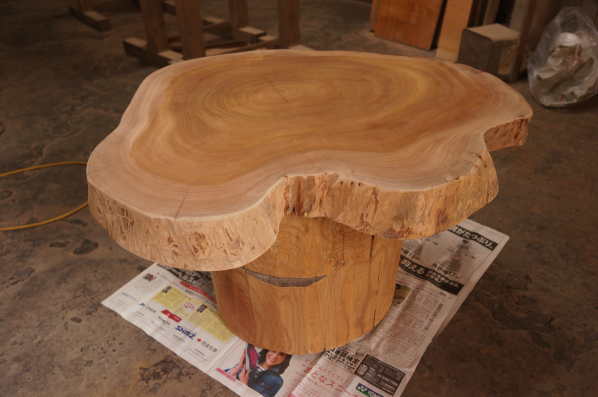 ケヤキ輪切りの一枚板テーブル