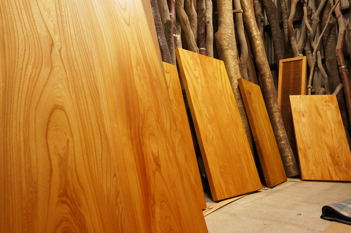 ケヤキのテーブル