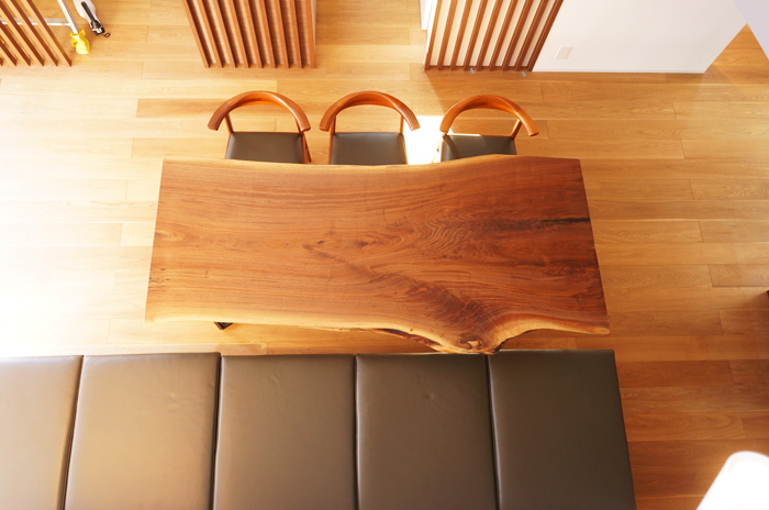 デザイナーズハウス一枚板テーブル納品