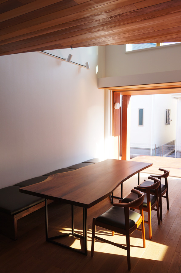 デザイナーズハウス一枚板テーブル納品