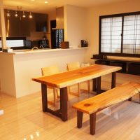 一枚板のあるリビング