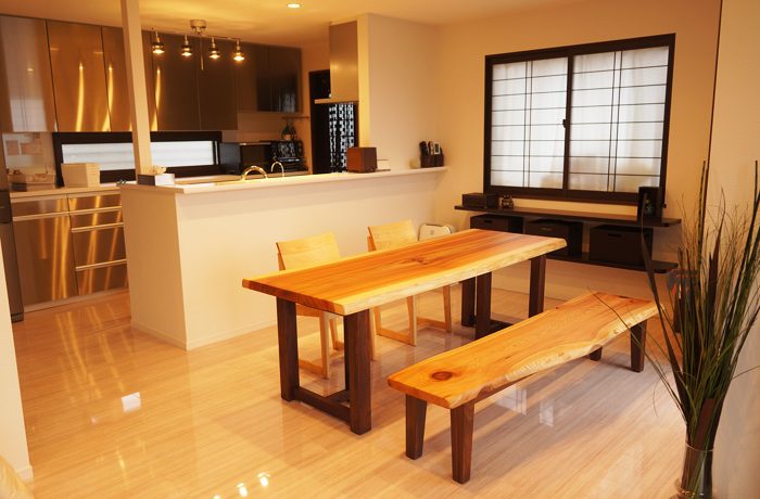 一枚板のあるリビング