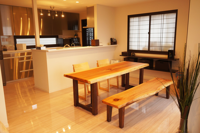 一枚板のあるリビング