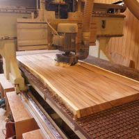 モンキーポット一枚板の削り中の風景