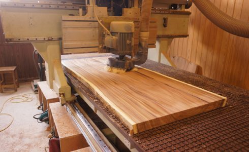 モンキーポット一枚板の削り中の風景