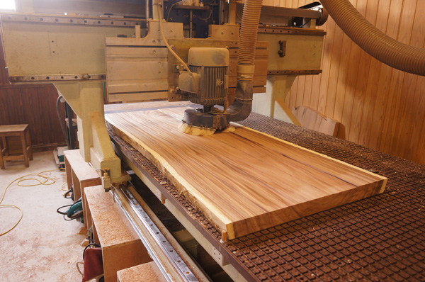 モンキーポット一枚板の削り中の風景