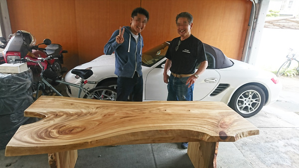 一枚板の納品の様子