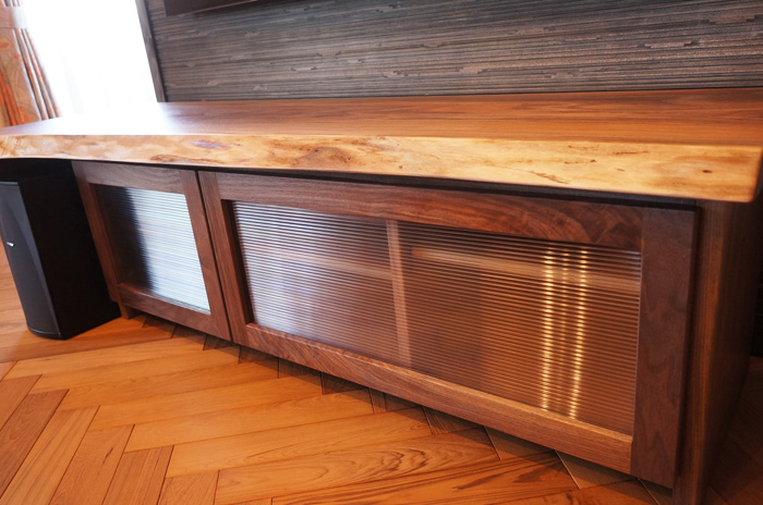 一枚板家具のガラス