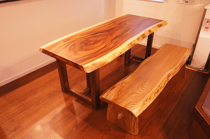 モンキーポットダイニングテーブル